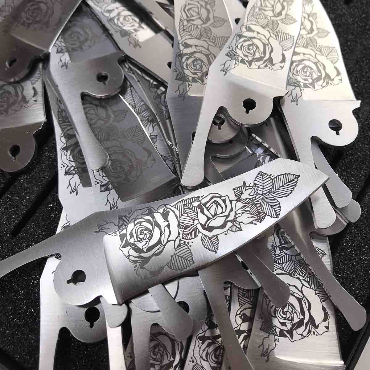 Motivo de rosas grabado en la hoja del cuchillas de acero inoxidable