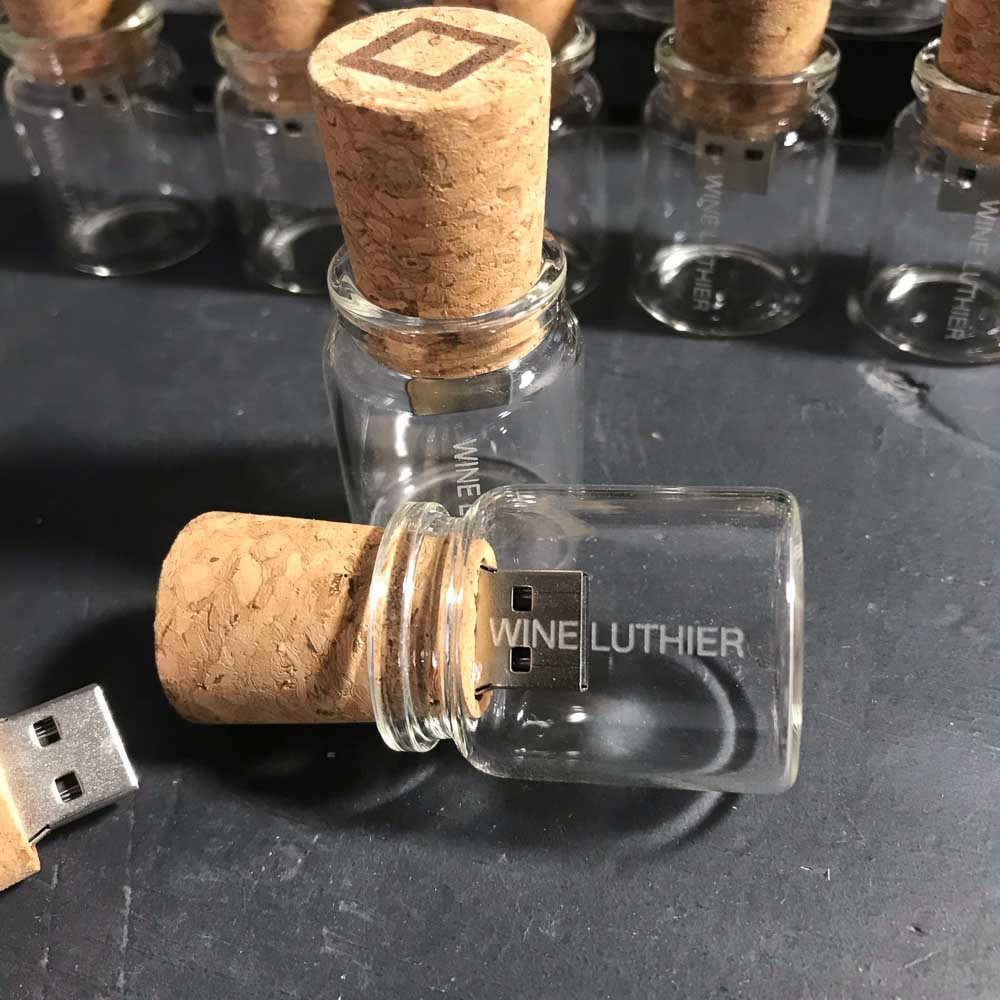Artículo promocional - botellita de vino con usb - grabado en cristal.